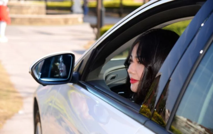美女车模