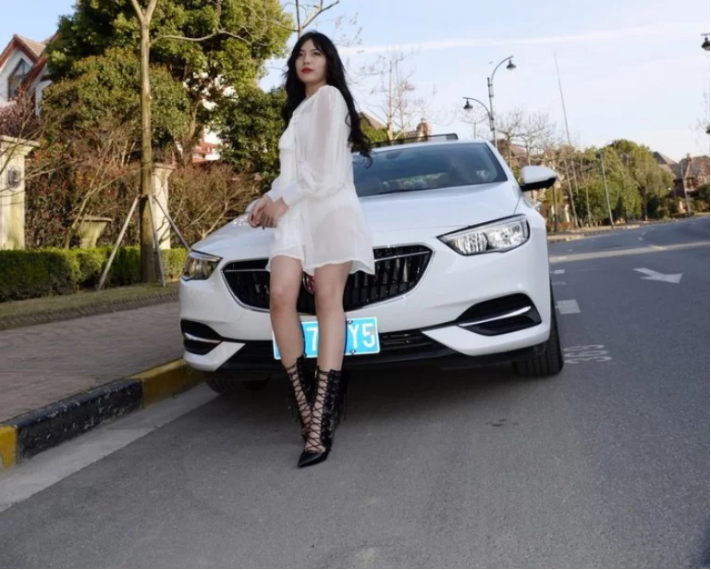 美女车模
