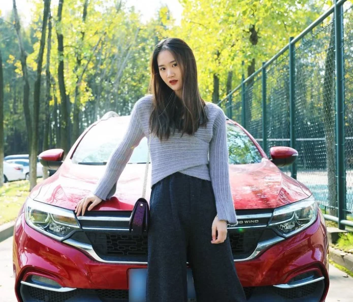 美女车模