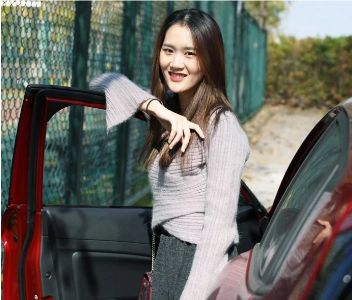 美女车模