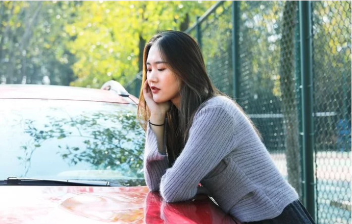 美女车模