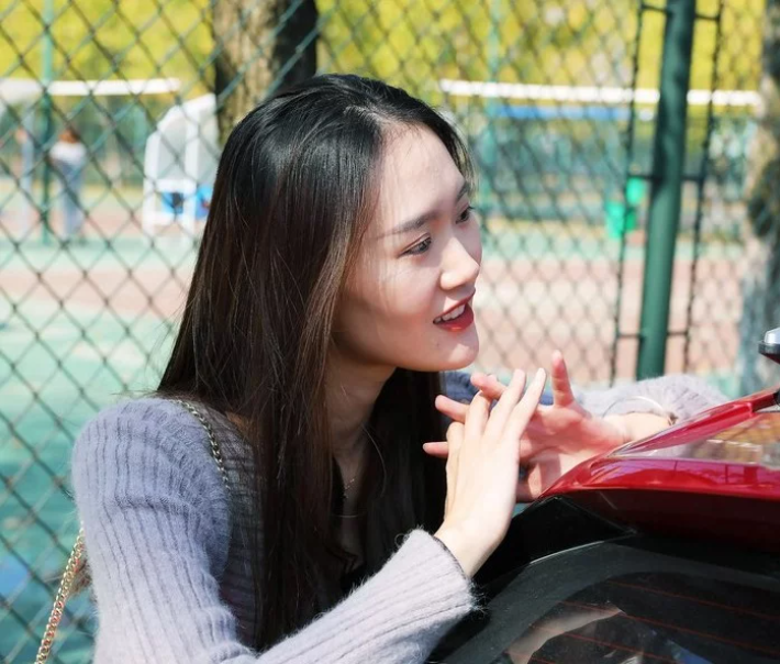美女车模