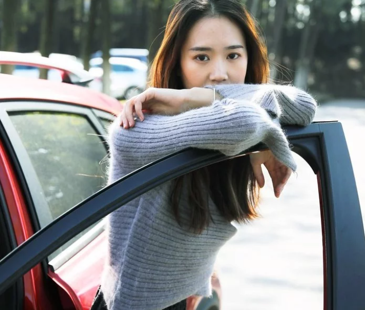 美女车模