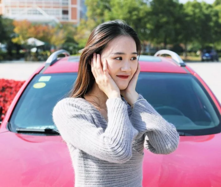 美女车模