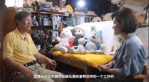 【汽车之家】75岁老人修复近千只玩偶 【汽车之家】75岁老人修复近千只玩偶